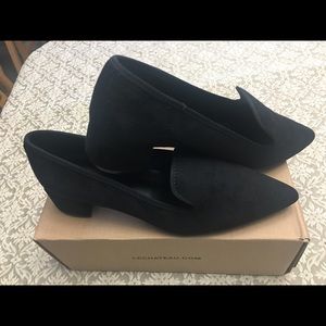 Le Chateau Pointed Toe Block Heel Loafer size 9.
